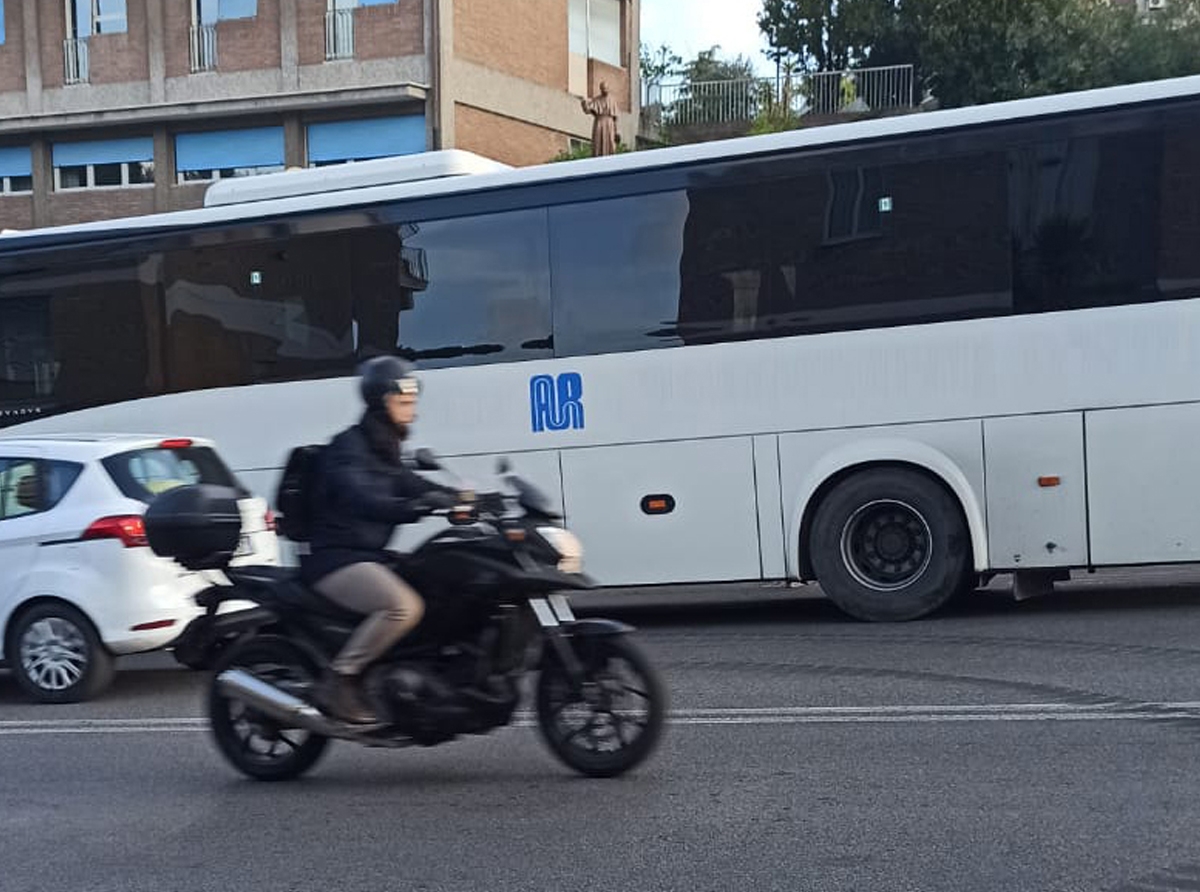 Linea 980 affidata a privati, ma i cittadini protestano: corse saltate e mezzi inadeguati