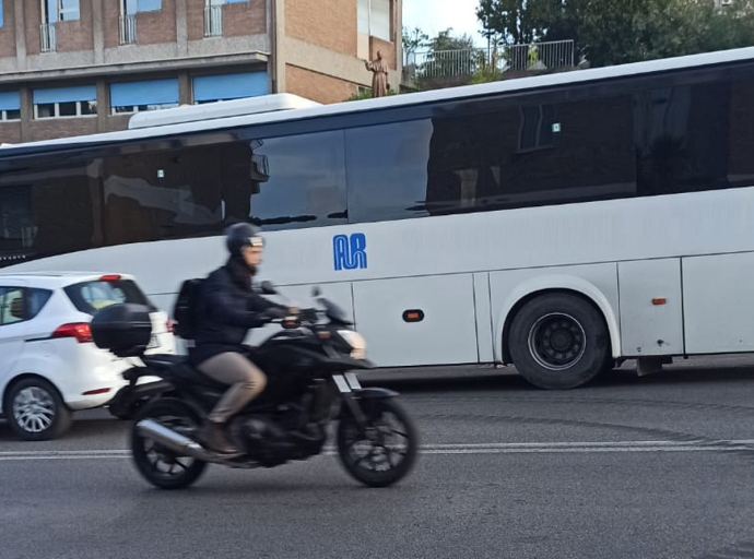Linea 980 affidata a privati, ma i cittadini protestano: corse saltate e mezzi inadeguati